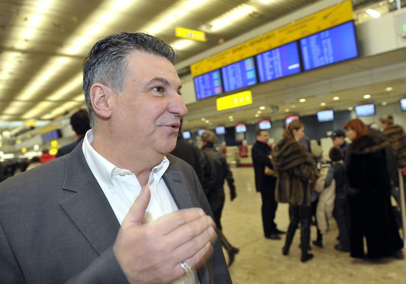 Josef Zisyadis, (POP/VD), discutent avec des journalistes, ils font parties de la cinquantaine de parlementaires de tout l'Europe qui se rendent a Gaza, ce jeudi 14 janvier 2010 a l'Aeroport International de Geneve (AIG). Durant quatre jours, ils s'enquerront de la situation dans la region, un an apres l'operation "Plomb durci", une offensive israelienne meurtiere. (KEYSTONE/Martial Trezzini)