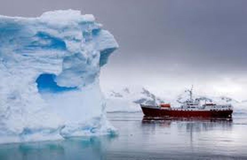 Un navire russe est en déperdition en Antarctique après avoir heurté un iceberg. L'arrive des secours sur site est retardée par les glaces.