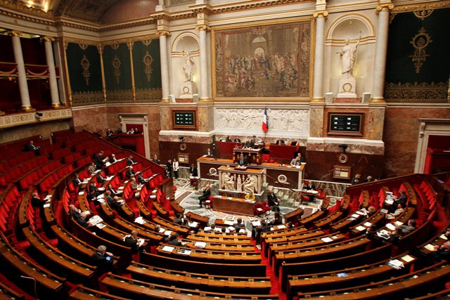 Le texte a été approuvé par une très large majorité de la cinquantaine de députés présents (sur 577).