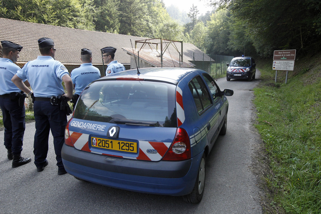 Des gendarmes français bloque l'accès près de Chevaline à l'endroit ou quatre corps sans vie ont été découverts.