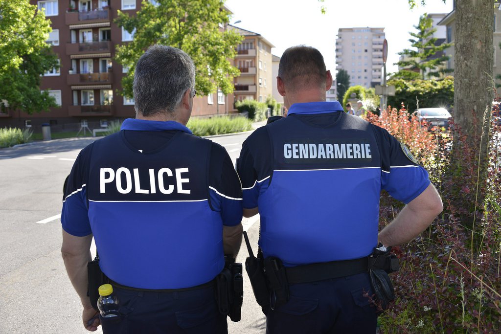 La rue du 1er mai à Renens (VD) a été bouclée vers 18h30 par les forces de police en raison d'un conflit familial avec séquestration d'enfant.