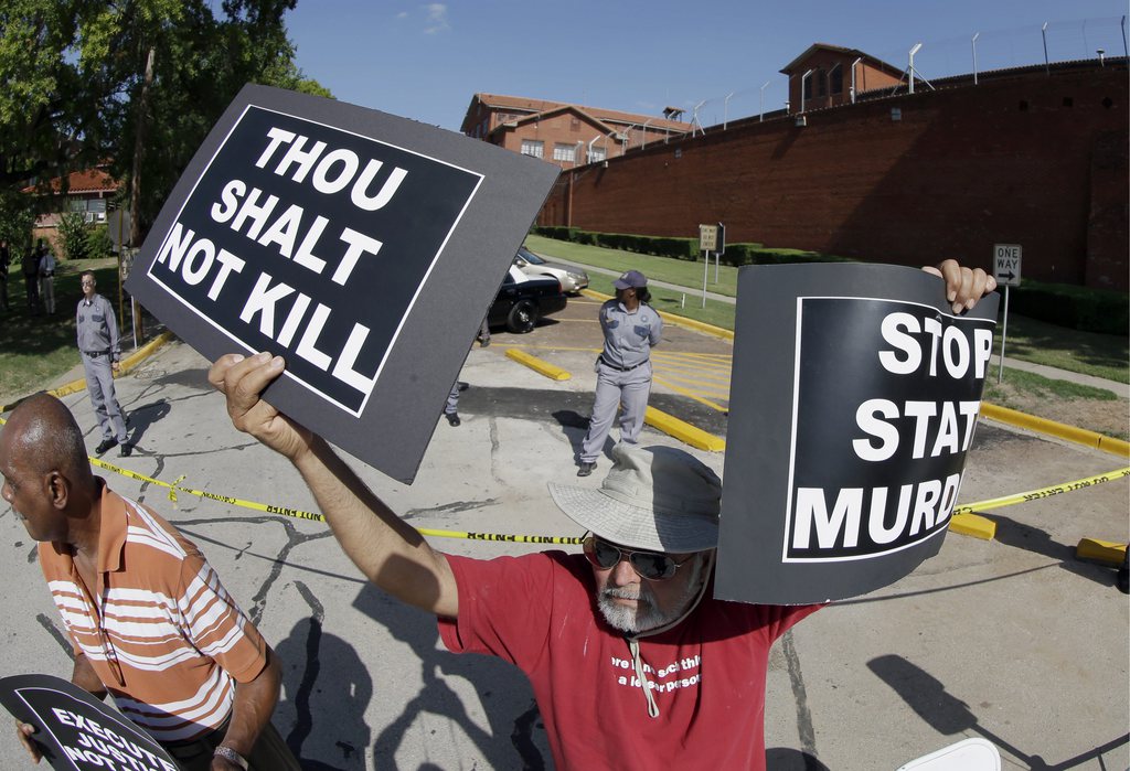Alors que la 500e exécution avait lieu, des manifestants se sont rassemblés devant le pénitencier de Huntsville.