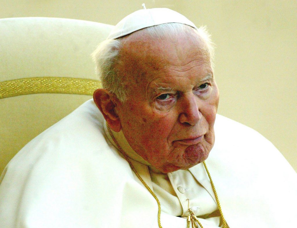 L'homme ressemblait un peu trop au pape Jean-Paul II.