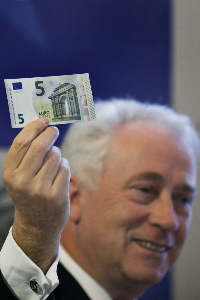 Le nouveau billet de cinq euros, première coupure d'une nouvelle série de billets baptisée "Europe", sera mis en circulation jeudi.