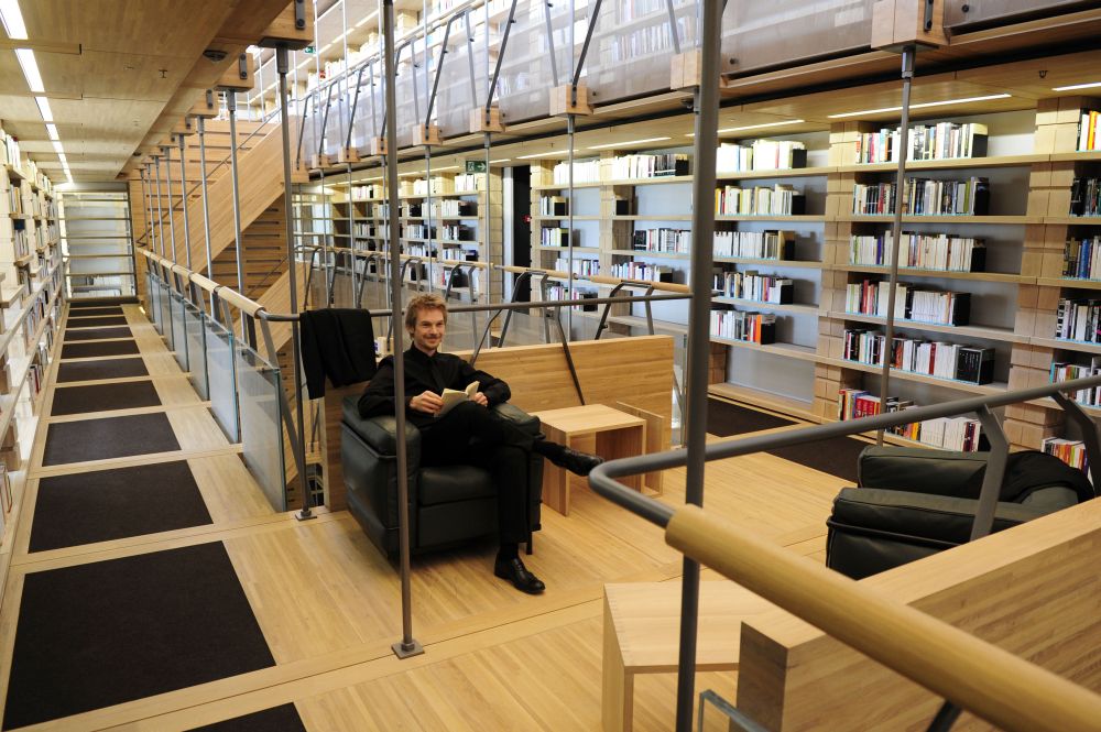 Dès septembre, la Bibliothèque en bois de chêne sera déjà ouverte en permanence aux écrivains aux chercheurs et certains jours au public.