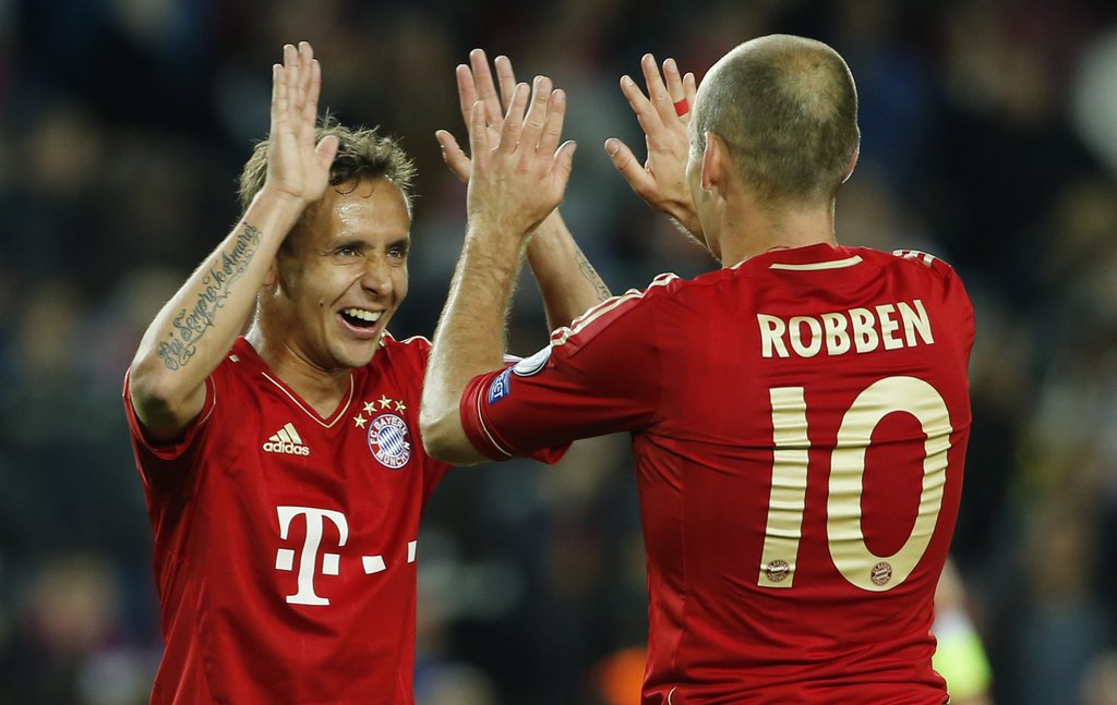 Le Bayern Munich (ici le Brésilien Rafinha et le Néerlandais Robben) a rejoint Borussia Dortmund en finale de la Ligue des champions. Les Bavarois se sont imposés 3-0 à Barcelone grâce à Robben (48e), Piqué (72e/autogoal) et Müller (76e), confirmant leur succès de l'aller (4-0).