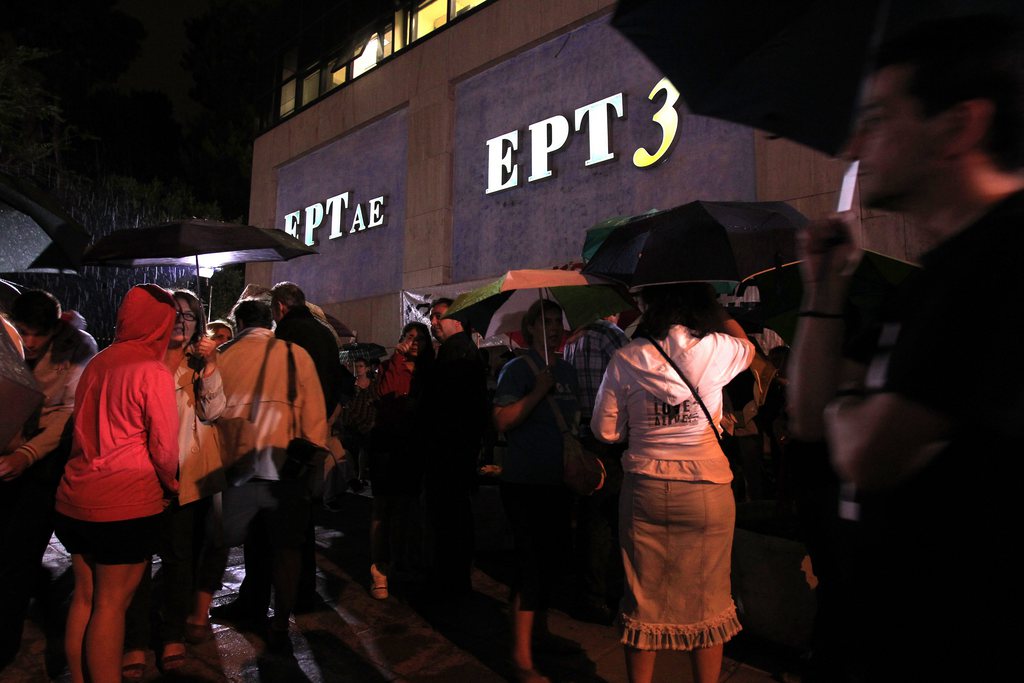 Le siège de la chaîne de télévision pris d'assaut après l'annonce du gouvernement grec. 
