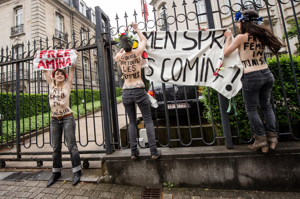 L'action des militantes FEMEN a déclenché la colère de passants et d'avocats qui ont frappés certains journalistes présents.