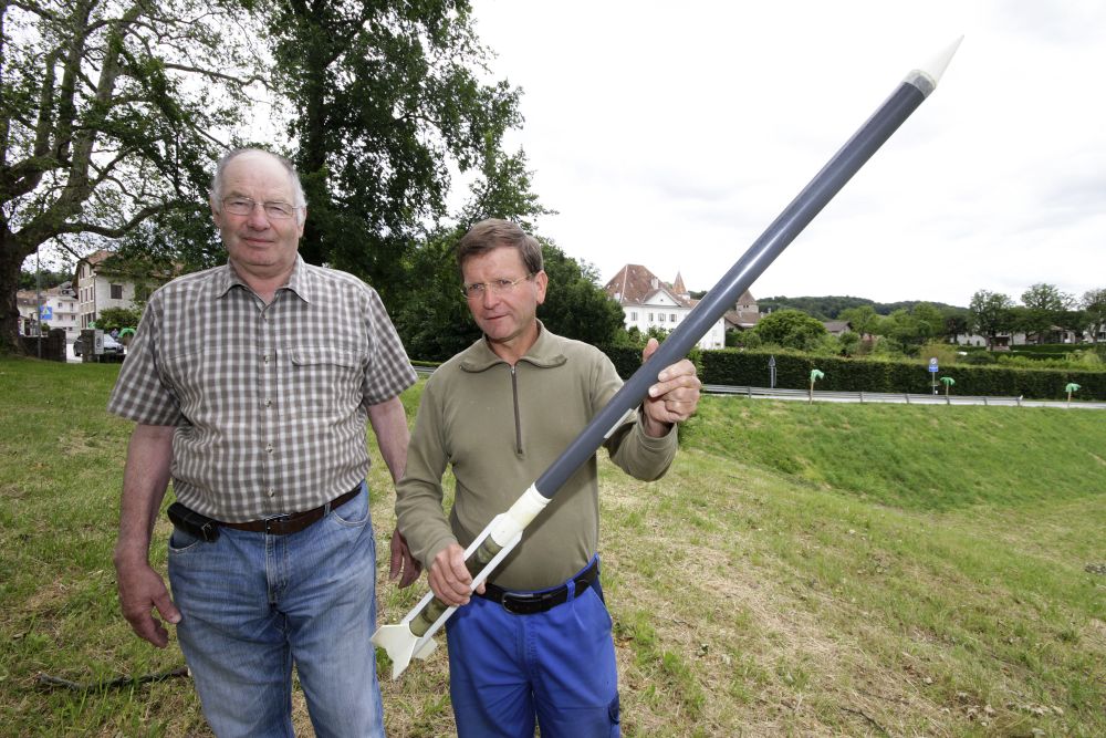 Gérard Gervaix, Philippe Straub et leur arme de prédilection: une fusée chargée d'iodure d'argent.