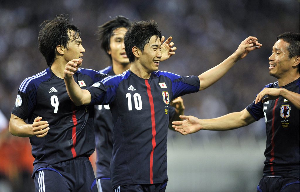 En étant les premiers à se qualifier pour la Coupe du monde, les footballeurs japonais ont déclenché des scènes de liesse à Tokyo.