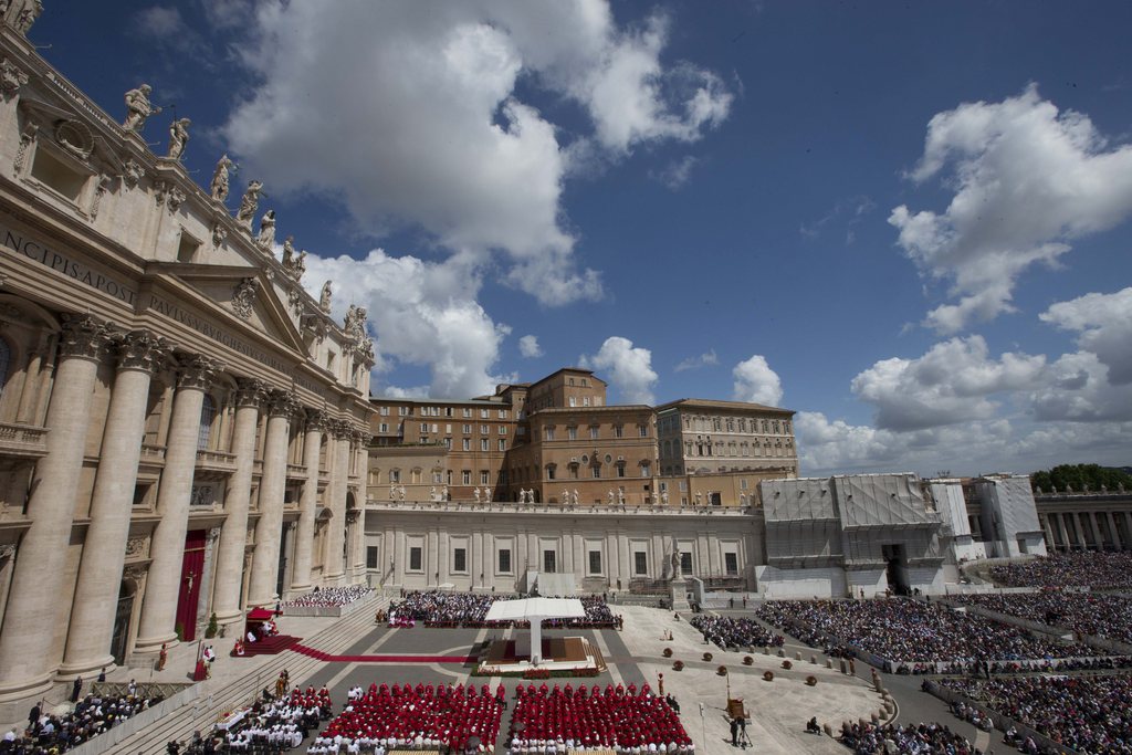 Quelque 200'000 fidèles se sont rassemblés dimanche matin place Saint-Pierre, selon le Vatican, pour la messe de Pentecôte célébrée par le pape François.