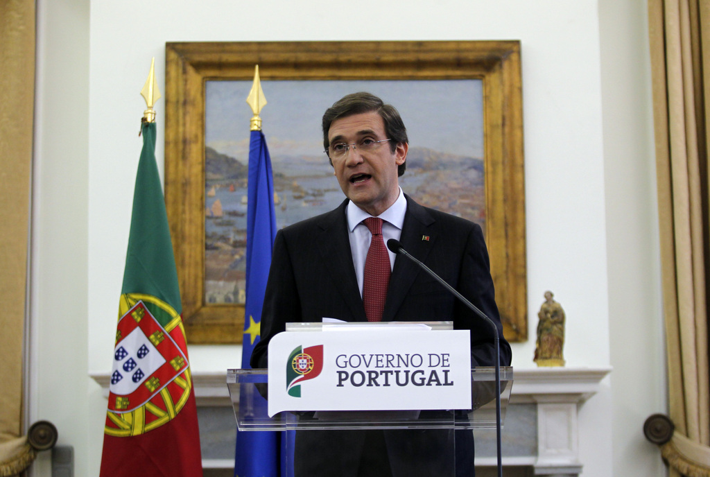 Le nouveau programme d'austérité du Premier ministre portugais Pedro Passos Coelho prévoit la suppression de 30'000 fonctionnaires sur un total d'environ 700'000, l'allongement de leur horaire de 35 à 40 heures par semaine et le report de la retraite de 65 à 66 ans.