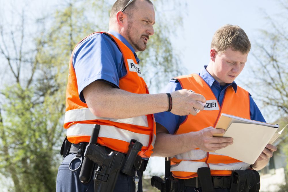 Les aspirants de Police du canton de Fribourg et de Neuchatel assistent ce mardi, 7 octobre 2008, a Givisiez, FR, a un exercice de simulation de sauvetage en cas d'accident de la route. Deux comediens jouant le role de victimes, lors d'un accident frontal entre deux vehicules, ont ete secouru par les pompiers et les secours du canton de Fribourg, sous le regard attentif des aspirant de l'ecole de Police. L'un des deux vehicules a ete decoupe, pour permettre la desincarceration de l'une des victime. (KEYSTONE/Sandro Campardo)