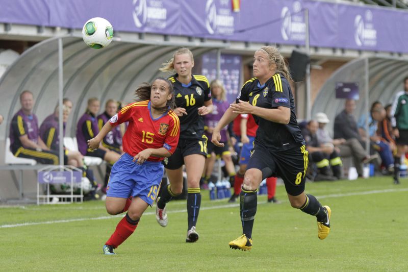 L'Espagne et la Suède lors de la seconde demi-finale de l'Euro M17 féminin, mardi à Nyon.