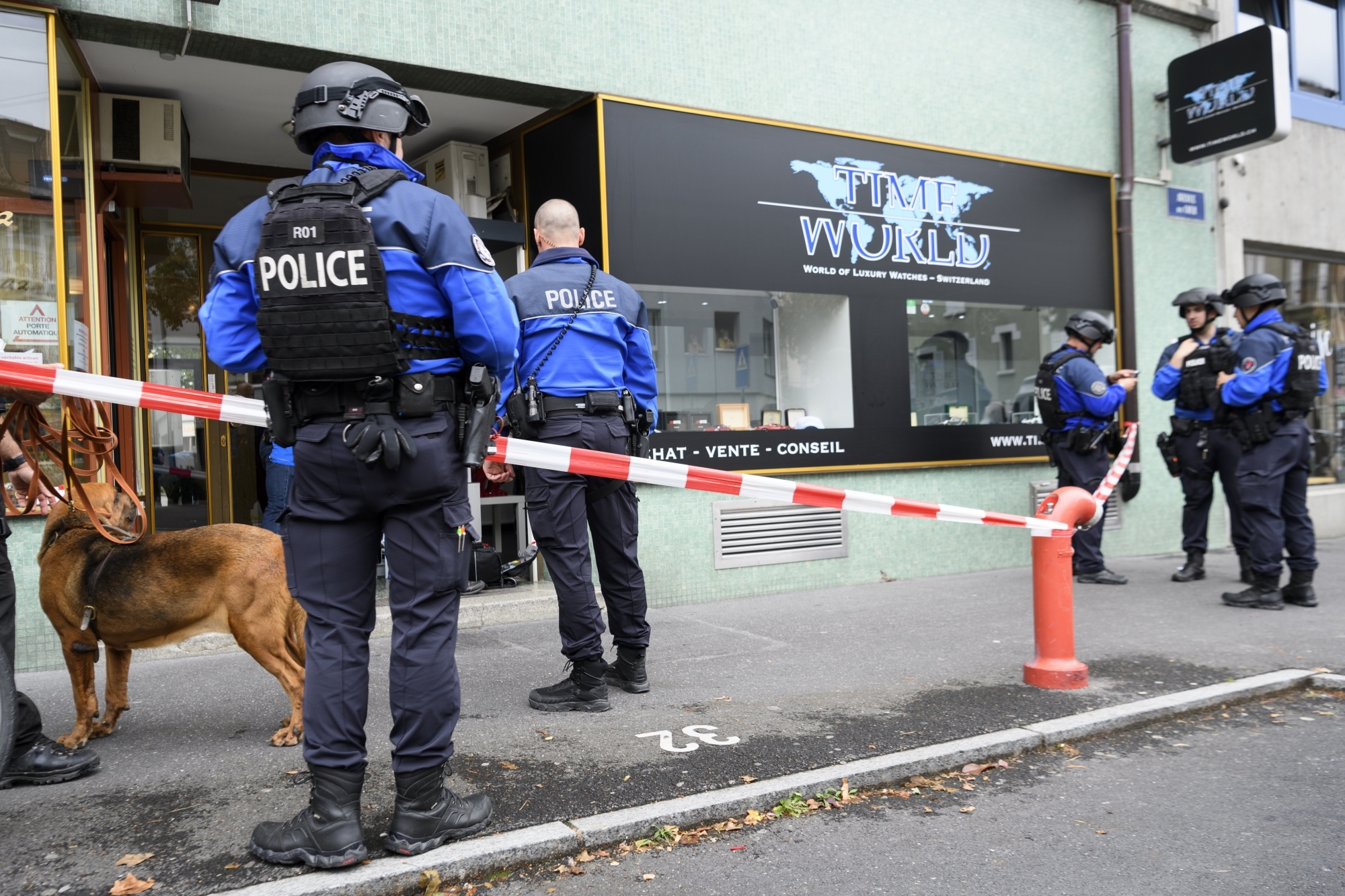 Des policiers lausannois photographies devant la bijouterie Time World, World of Luxury Watches - Switzerland.