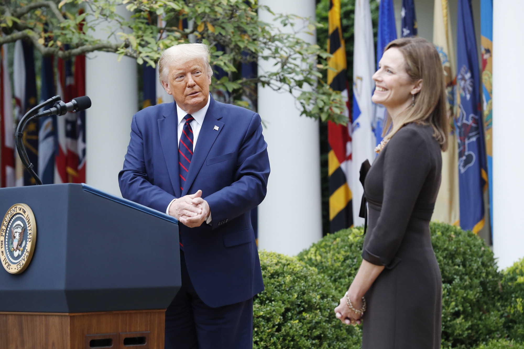epaselect epa08700040 US President Donald J. Trump intriduces Judge Amy Coney Barrett (R) as his nominee to be an Associate Justice of the Supreme Court during a ceremony in the Rose Garden of the White House in Washington, DC, USA, 26 September 2020. Judge Barrett, if confirmed, will replace the late Justice Ruth Bader Ginsburg.  EPA/SHAWN THEW ArcInfo