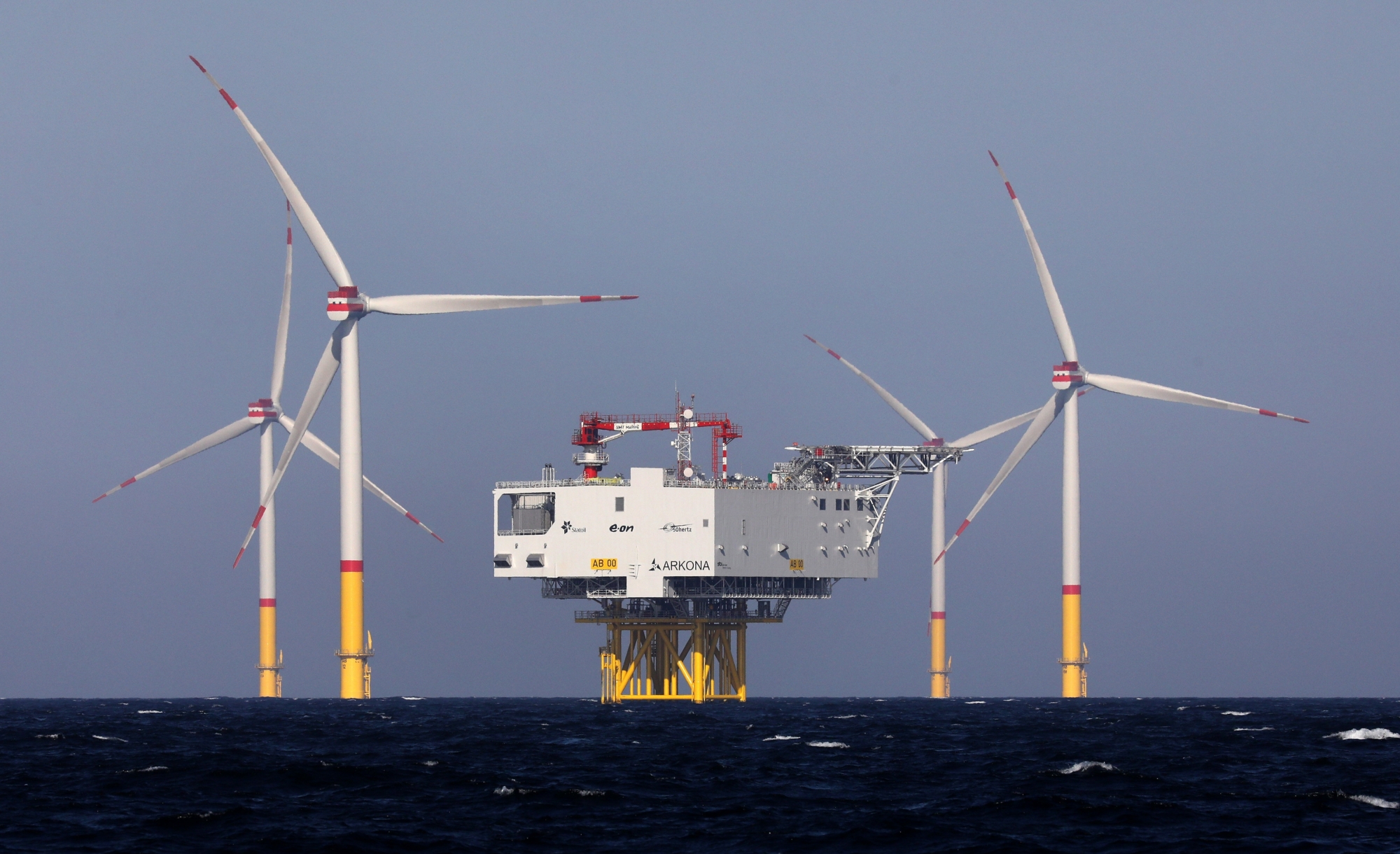 La rentabilité des projets d’éolien offshore, comme ici à Sassnitz-Mukran, en mer Baltique, reste inférieure à celle du pétrole.