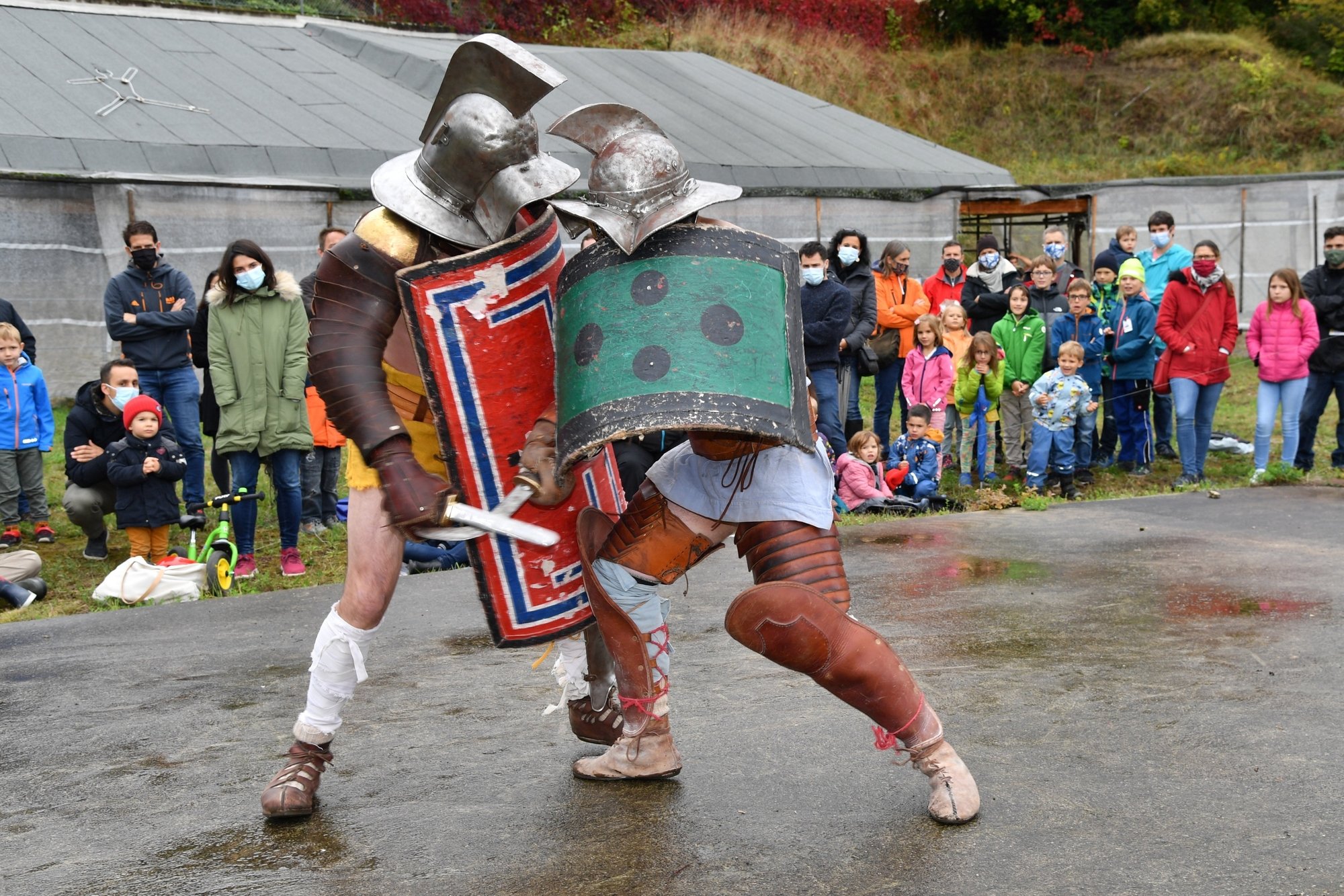 Les Romains n'étaient pas seulement présents virtuellement, ce week-end. Des gladiateurs en chair et en os avaient également fait le déplacement pour combattre dans l'amphithéâtre.