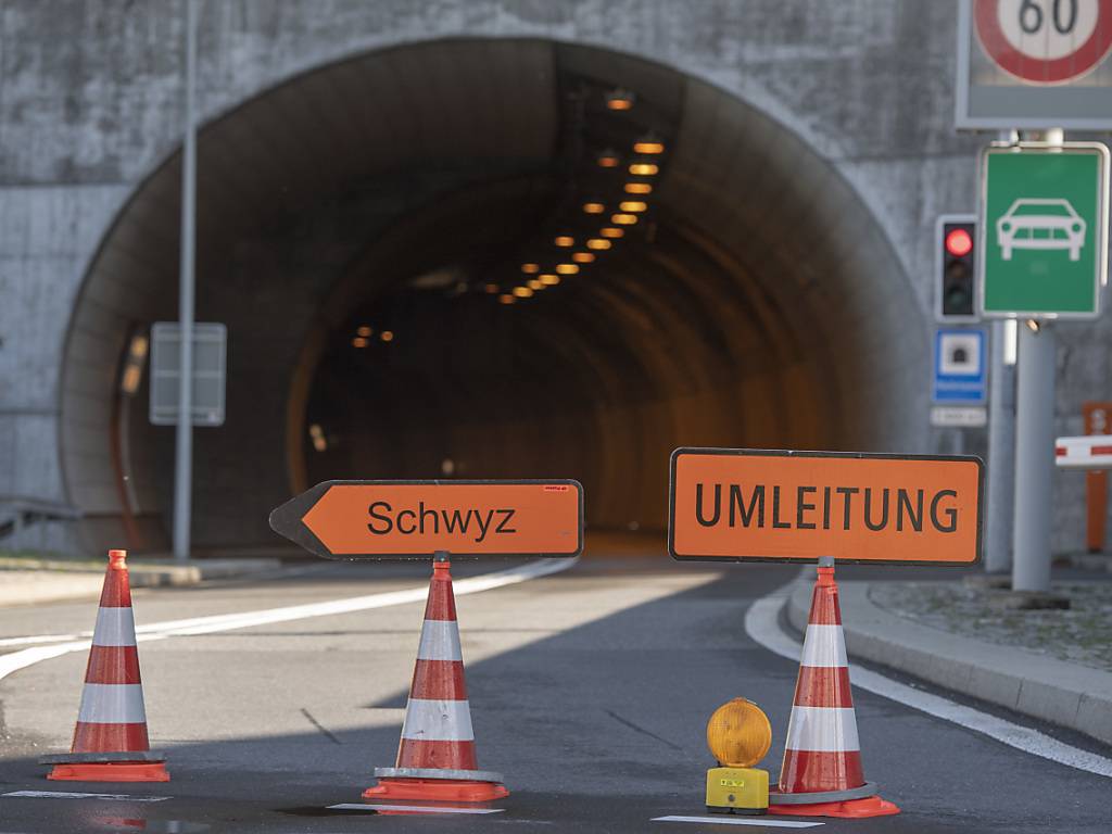 La route de l'Axen avait déjà été fermée entre Flüelen et Sisikon en mai et en juin, de même qu'à plusieurs reprises l'an passé (ARCHIVES).