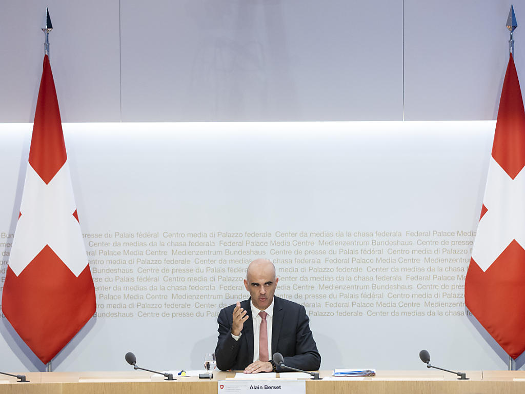 Une petite majorité de sondés estime que les mesures prises par Alain Berset et les autres membres du Conseil fédéral pour lutter contre le coronavirus étaient "convenables" (archives).