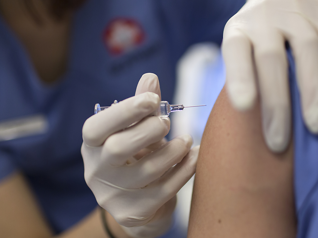 Pour l'instant, seuls les personnes à risque et les professionnels de la santé peuvent être vaccinés contre la grippe au Tessin (archives).