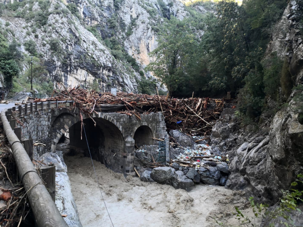 Routes, maisons et structures électriques ont notamment été détruites dans des pluies torrentielles en France vendredi dernier. Ici un pont endommagé sur la rivière La Vesubie.