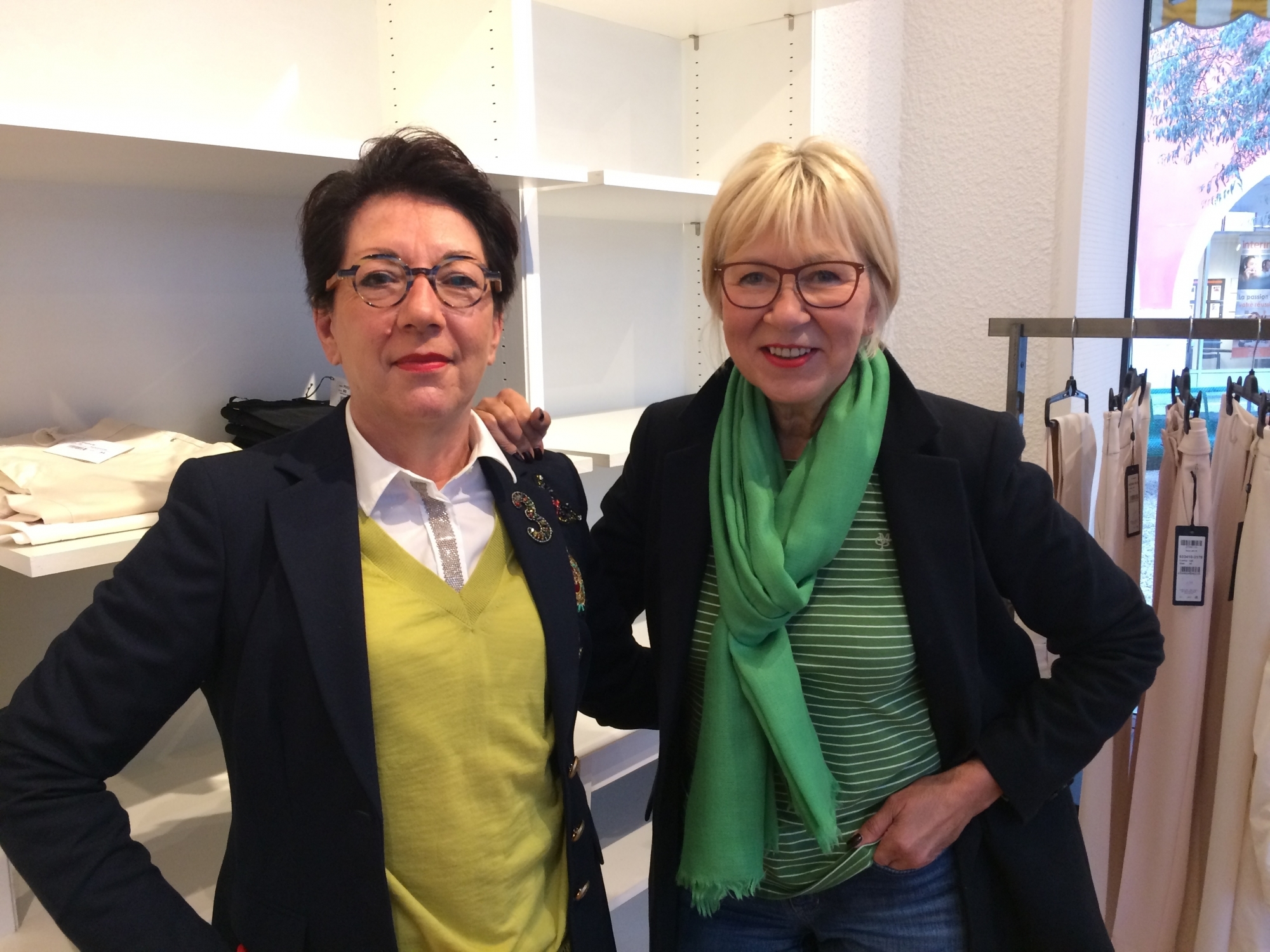 Liisa Bieler (à droite) et son associée Marlyse Lecoultre posent fièrement devant les rayons presque vides de leur boutique.