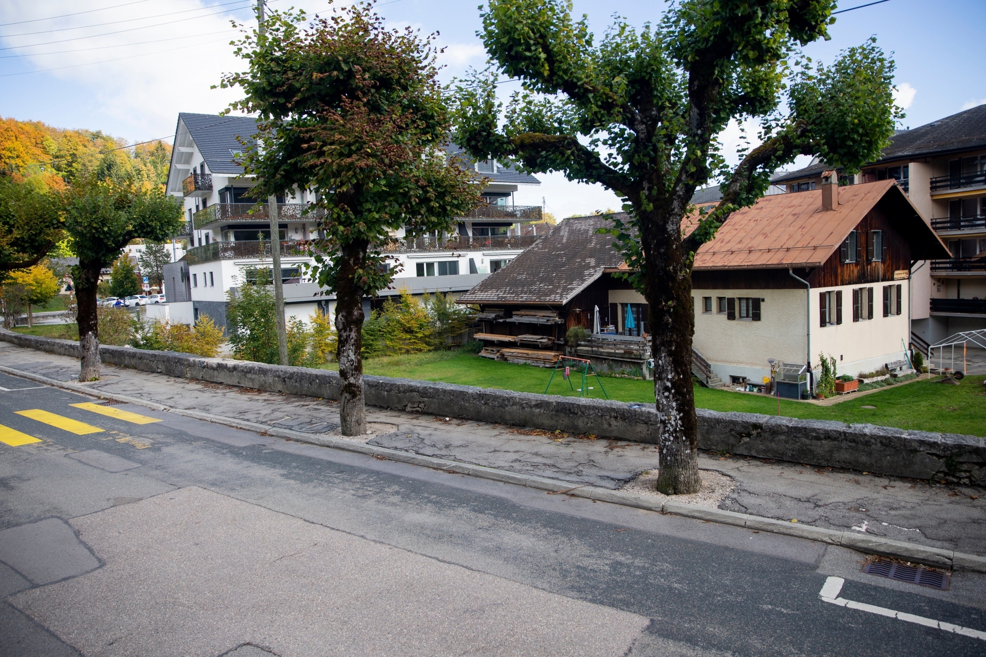 Le trottoir a besoin d'être renové et élargi pour que les engins de déneigement puissent passer.