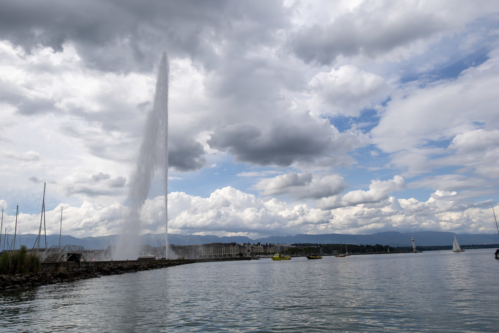 Le jet d'eau de Genève est sorti de son bref "confinement" ce samedi.