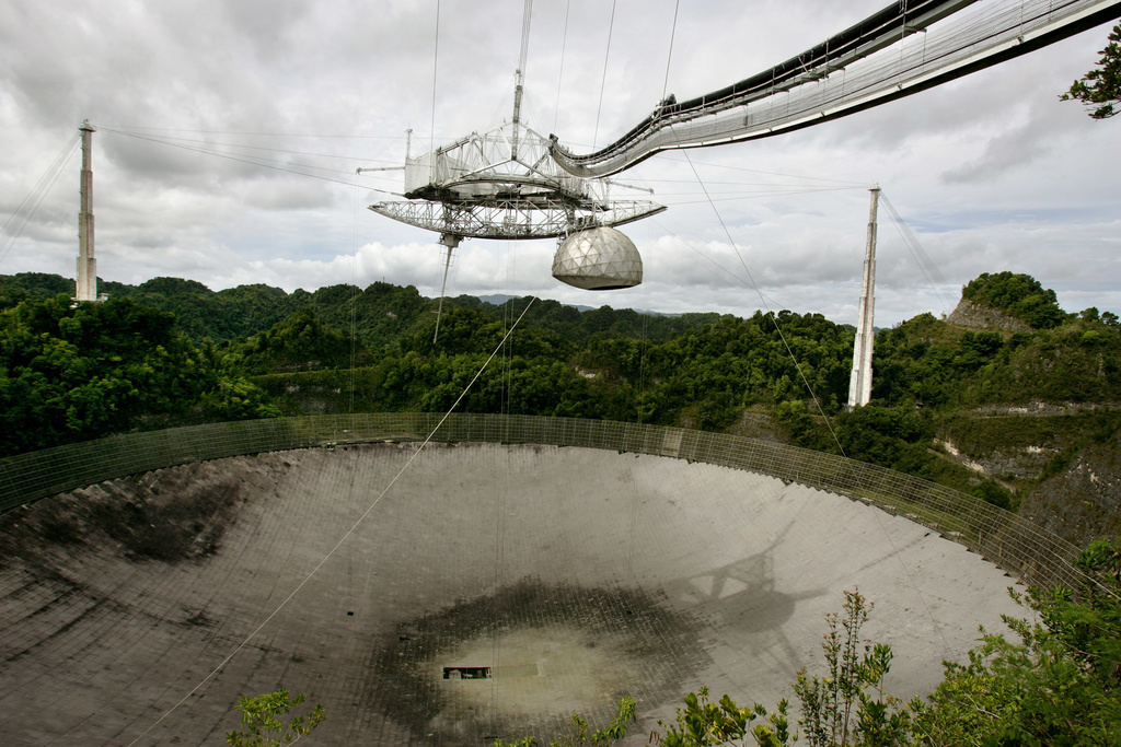 Deux câbles soutenant les 900 tonnes des instruments du télescope au-dessus de la parabole de 305 mètres de diamètre ont rompu le 10 août et le 6 novembre. 
