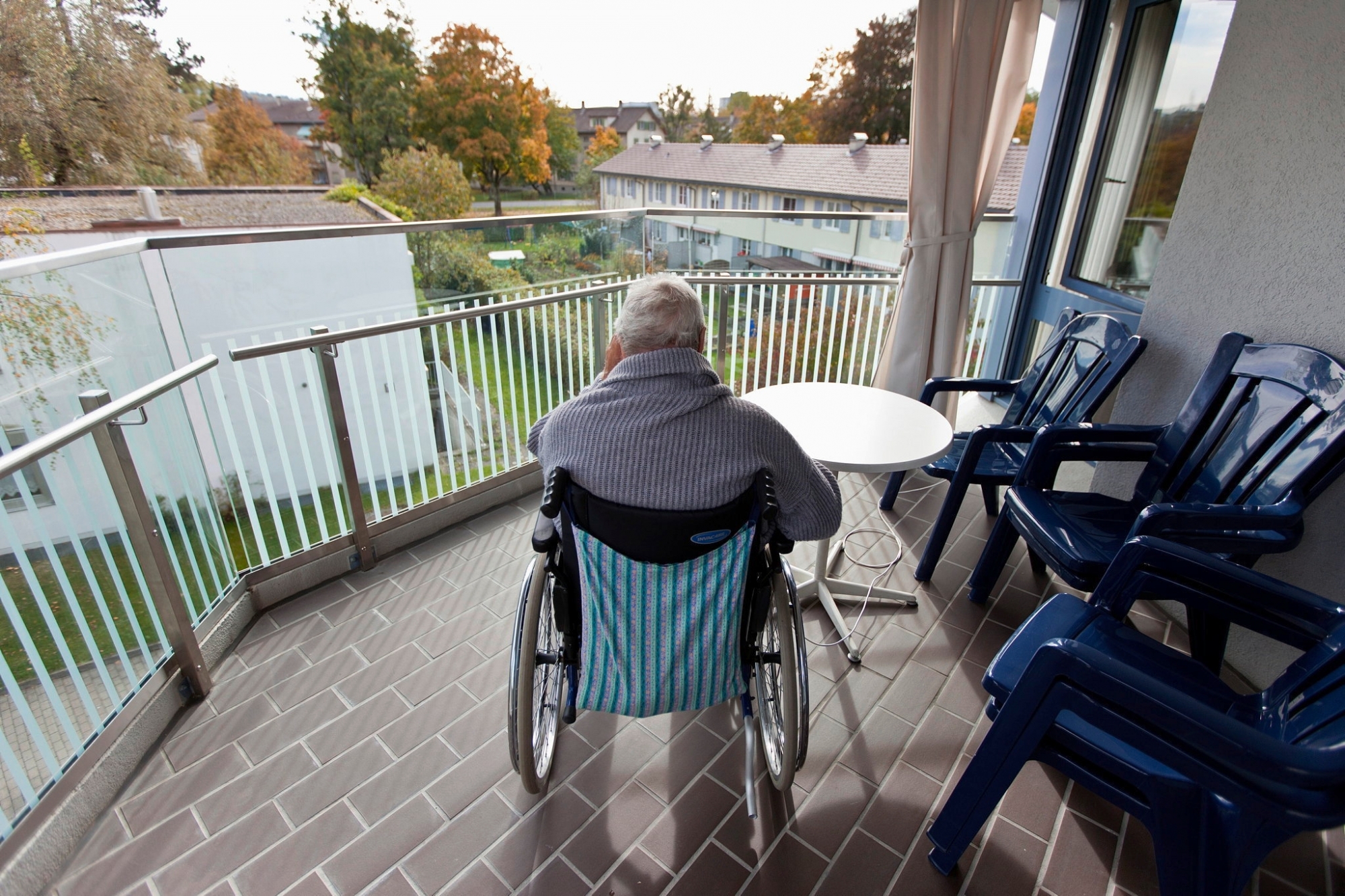 Selon les nouvelles règles de l’Académie suisse des sciences médicales, une personne âgée en chaise roulante suite à un cancer pourrait ne pas être accueillie en cas de surcharge hospitalière, affirme Inclusion-Handicap. (illustration)