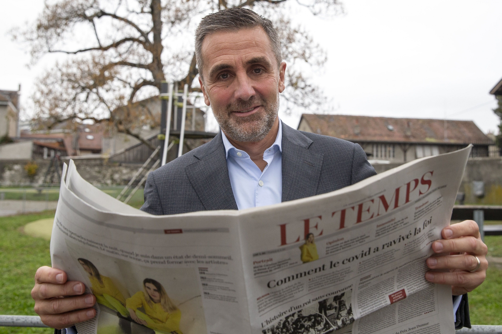 Francois Longchamp, president de la Fondation Aventinus, pose avec le quotidien Le Temps, qui passe aux mains de cette fondation de mécènes.