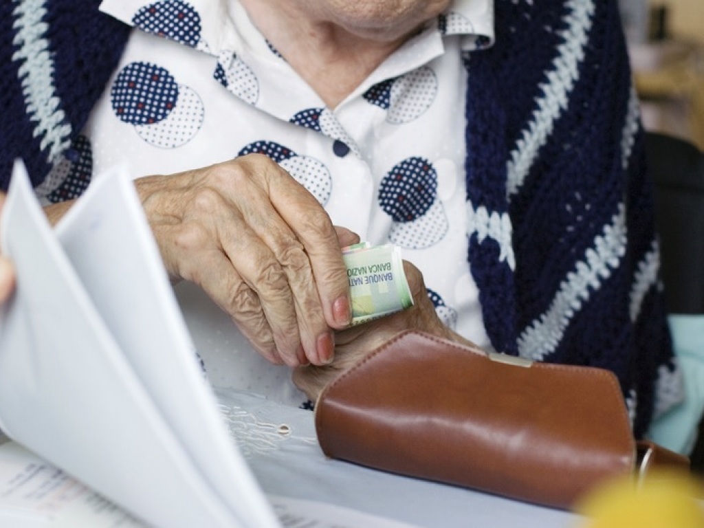 "Une bonne moitié" des plus de 65 ans vit dans un ménage possédant des avoirs liquides de plus de 100'000 francs (ILLUSTRATION).