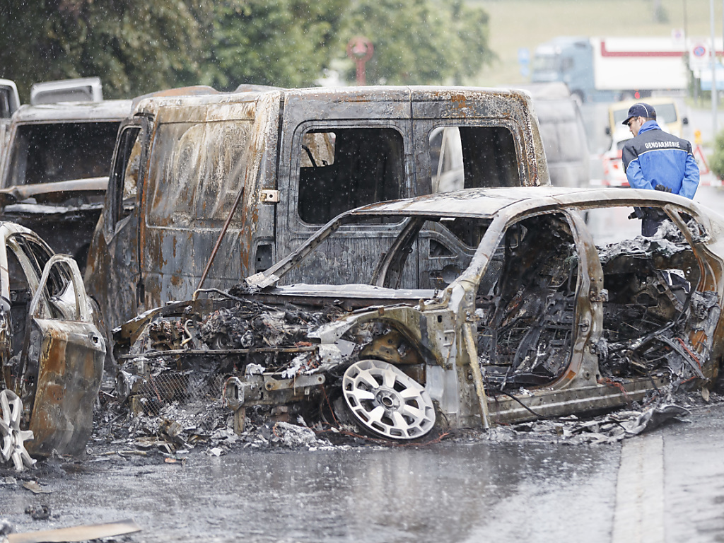 Les malfaiteurs avaient pris le soin d'incendier les véhicules abandonnés sur place (ARCHIVES).
