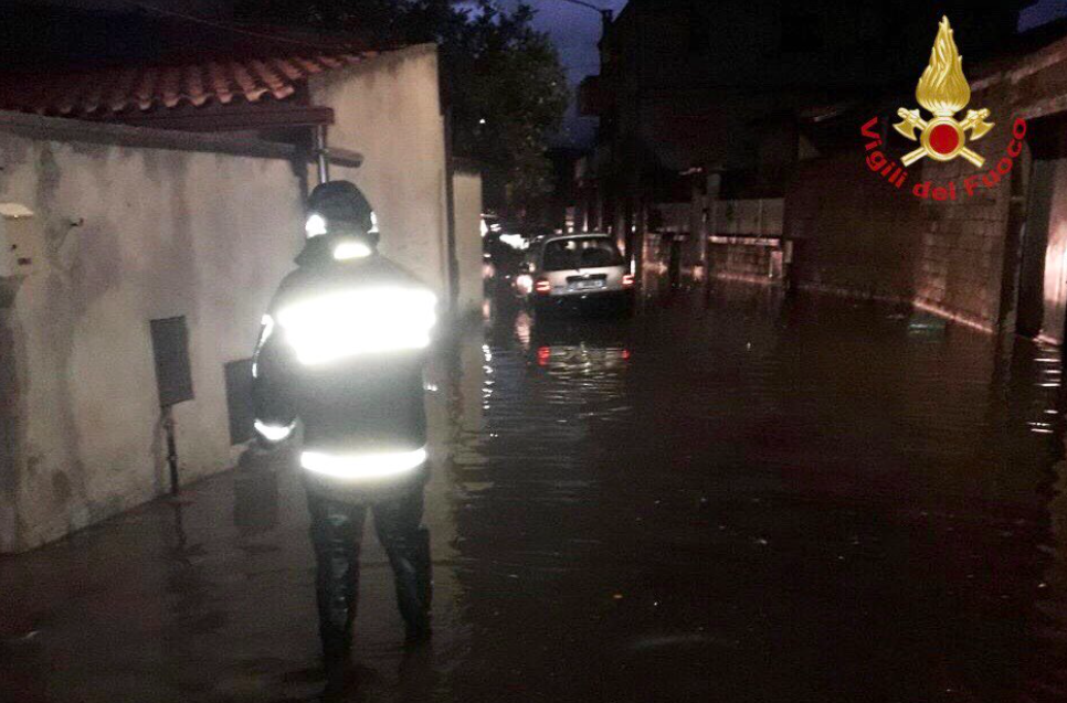 De forts vents et pluies s'abattent sur la région depuis vendredi, entraînant des coupures d'électricité et des lignes de téléphone.