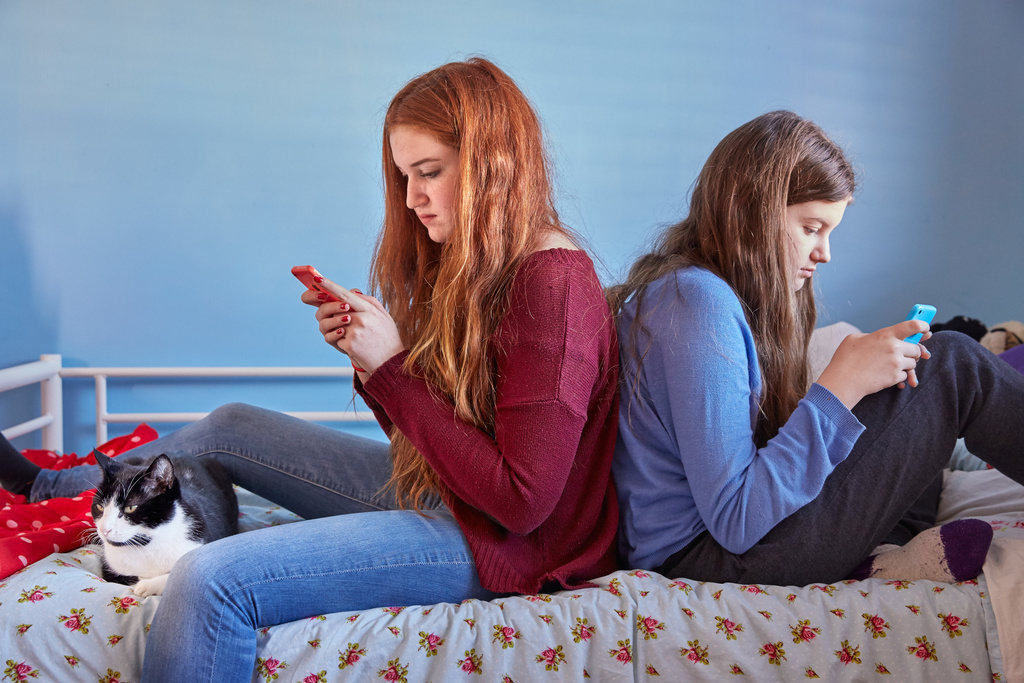 Plus de la moitié des jeunes filles disent avoir déjà été contactées par un inconnu avec des intentions indésirables sur les réseaux sociaux (illustration).