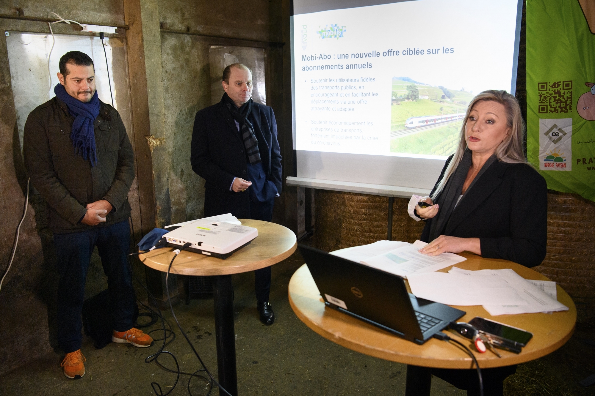 Les conseillers d'Etat, Nuria Gorrite et Philippe Leuba ainsi que Pascal Meyer de QoQa ont présenté mardi à Puidoux le nouveau plan. 