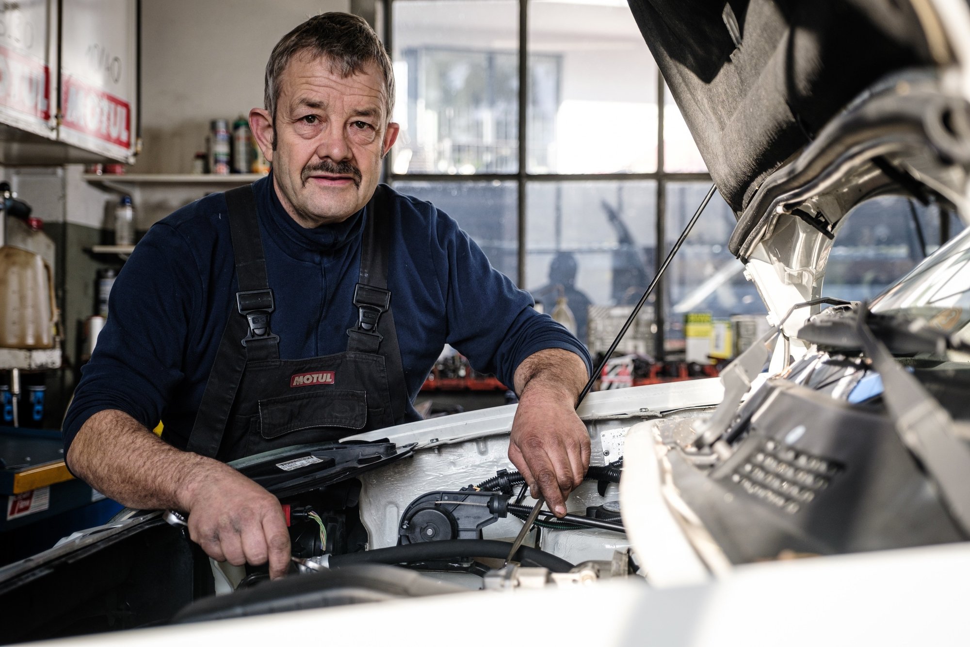 L'artisan de la mécanique, Yvan Gilliéron, alias "Gigi", doit abandonner son atelier à la route de Saint-Cergue, à Nyon. Il terminera sa carrière en tant qu'employé dans un autre garage nyonnais.