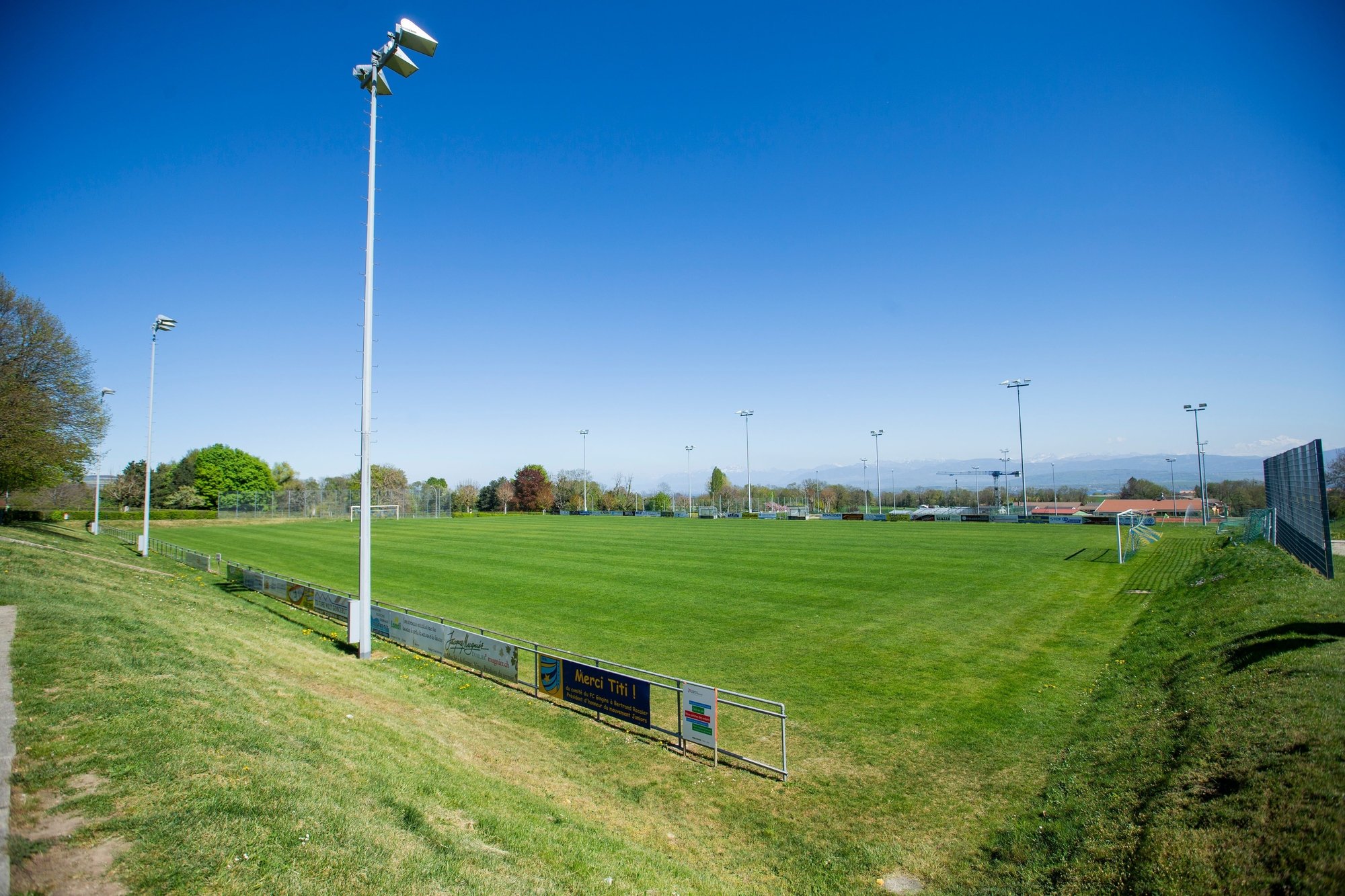 Les terrains en gazon du stade Charles Gorgerat, à Gingins, sont trop sollicités. La surface d'entraînement, en contrebas, sera doté d'un revêtement synthétique.

© Sigfredo Haro