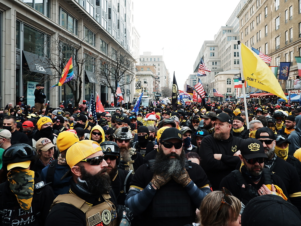 Parmi les différents cortèges, la milice d'extrême droite "Proud Boys", reconnaissable aux tenues jaunes et noires et gilets pare-balles de ses membres, a régulièrement été acclamée par la foule.