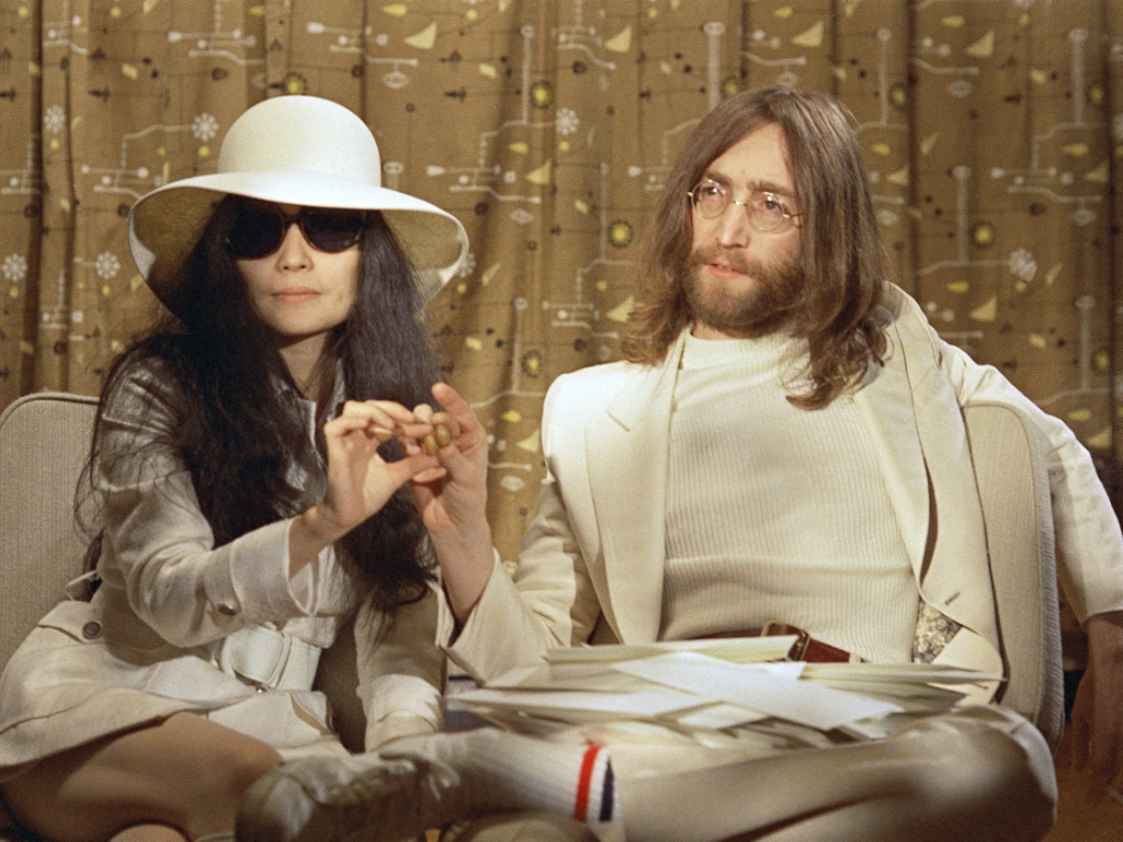 Le 8 décembre 1980, en fin de soirée, John Lennon (ici avec Yoko Ono en 1969, année de leur mariage) était abattu par balle par un fan jaloux de sa célébrité, Mark David Chapman, devant son domicile de l'Upper West Side, à Manhattan (archives).