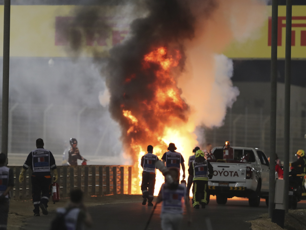 La Haas de Romain Grosjean s'est coupée en deux et a pris feu. Miraculé, le Franco-Genevois n'est que légèrement blessé.