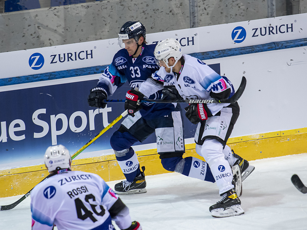 Duel entre le Fribourgeois Benoît Jecker (en blanc) et Julius Nättinen.