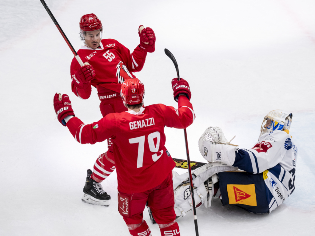 Scène de joie entre Genazzi et Hudon après l'égalisation lausannoise à 3-3.