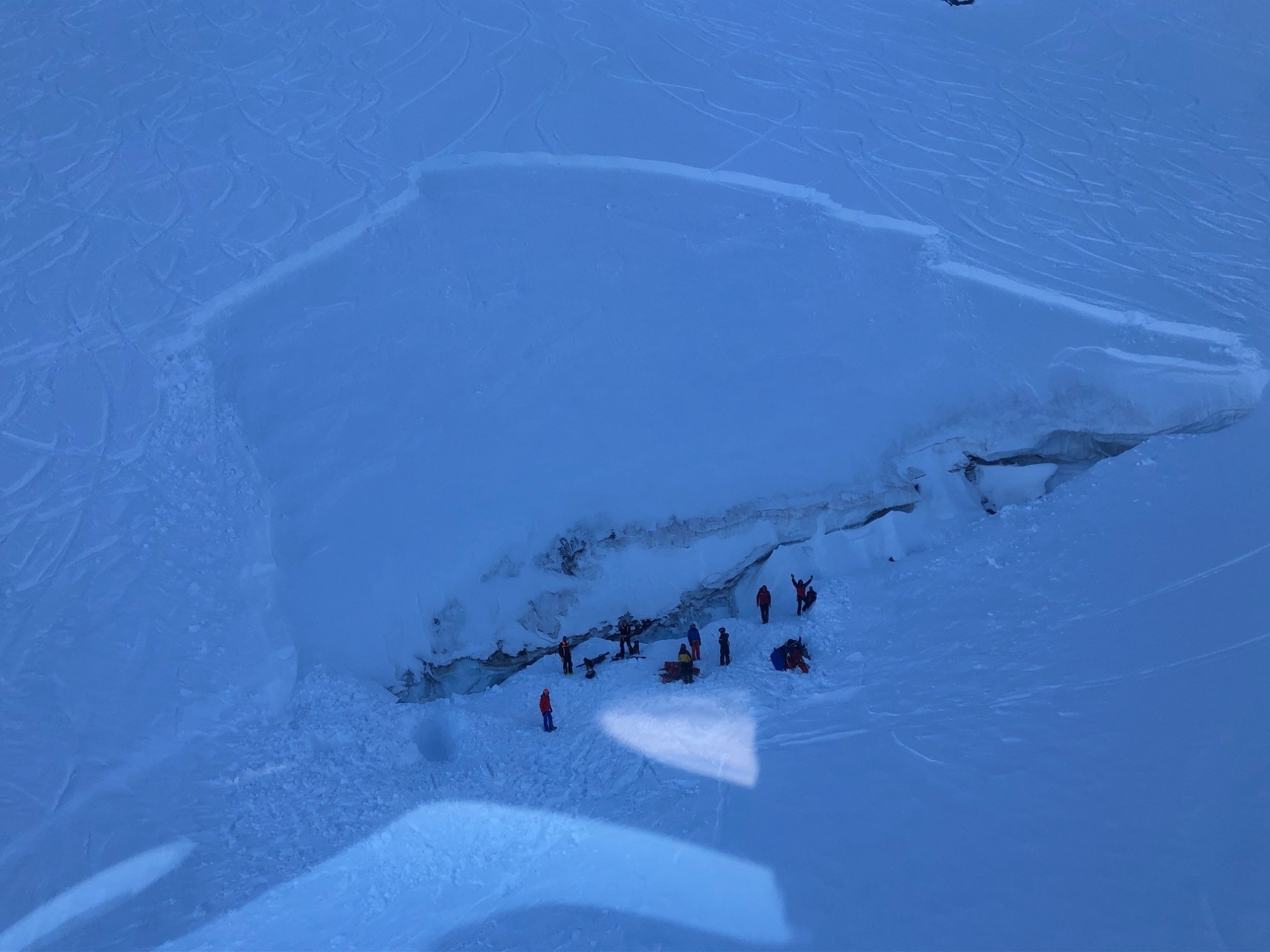 La coulée de neige n'a laissé aucune chance au snowboardeur.