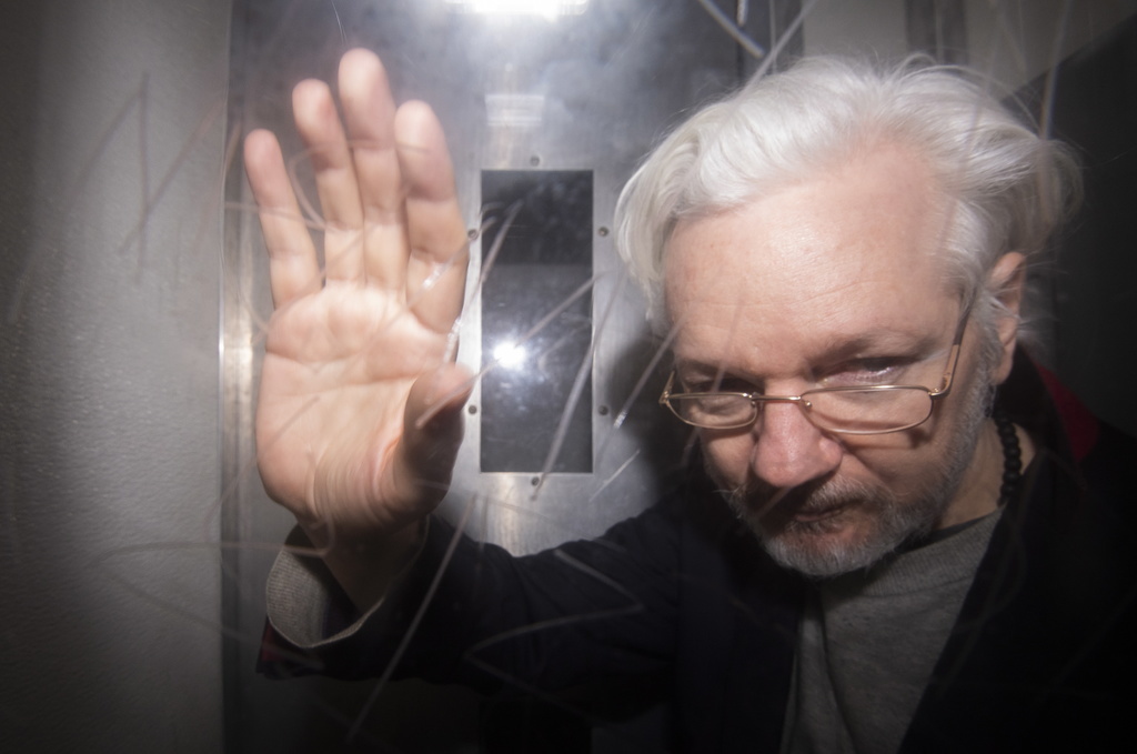 Le fondateur de Wikileaks, Julian Assange, à sa sortie du tribunal de Londres le 13 janvier 2020.