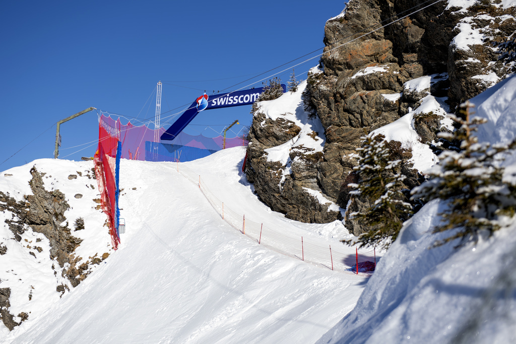 La FIS avait pourtant confirmé dimanche la tenue des courses du Lauberhorn.