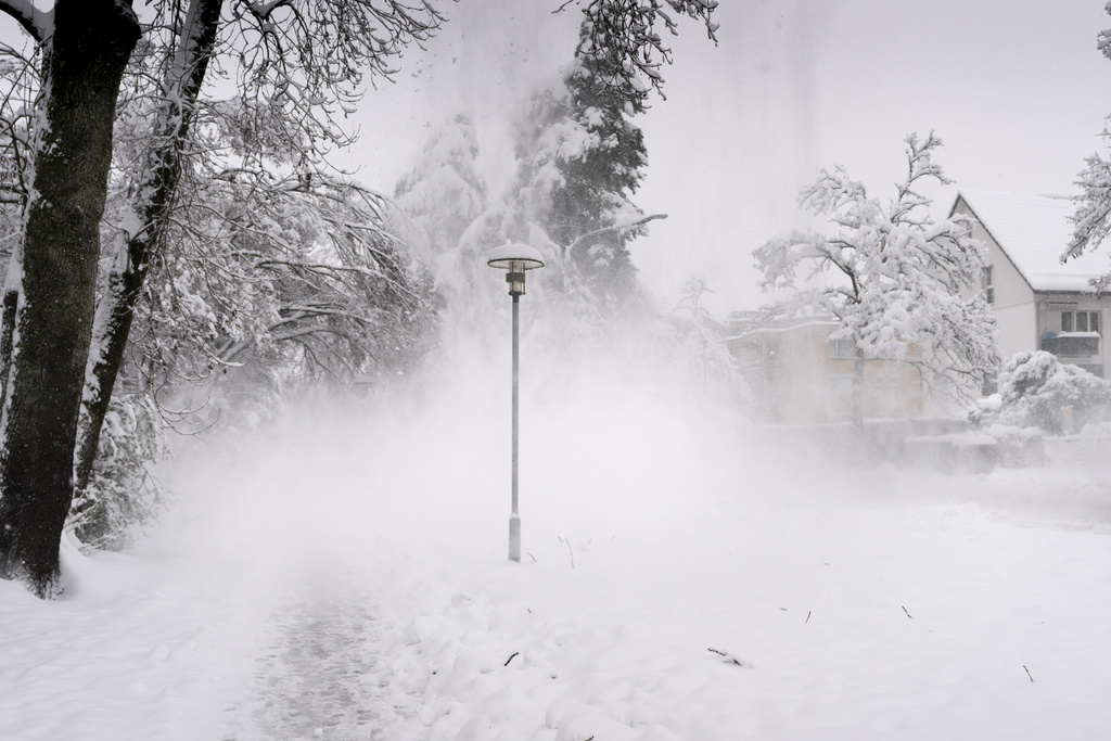 Après les fortes chutes de neige de vendredi en certains endroits, il a fait très froid durant la nuit.