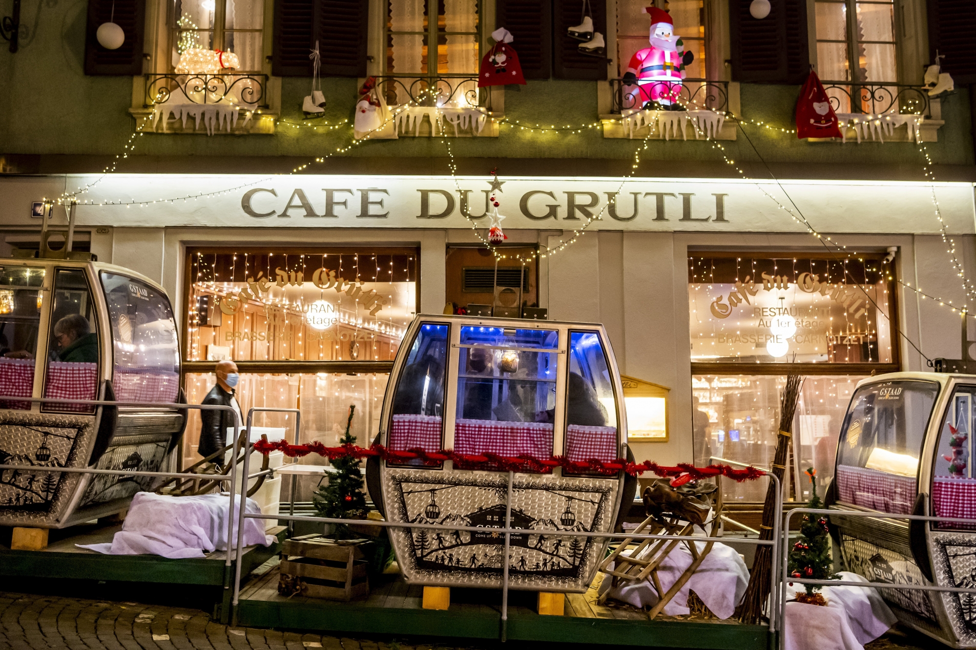 Des clients mangent une fondue dans une télécabine du restaurant "le Café du Gruetli" à l'occasion de la réouverture des restaurants  le jeudi 10 décembre 2020 à Lausanne.