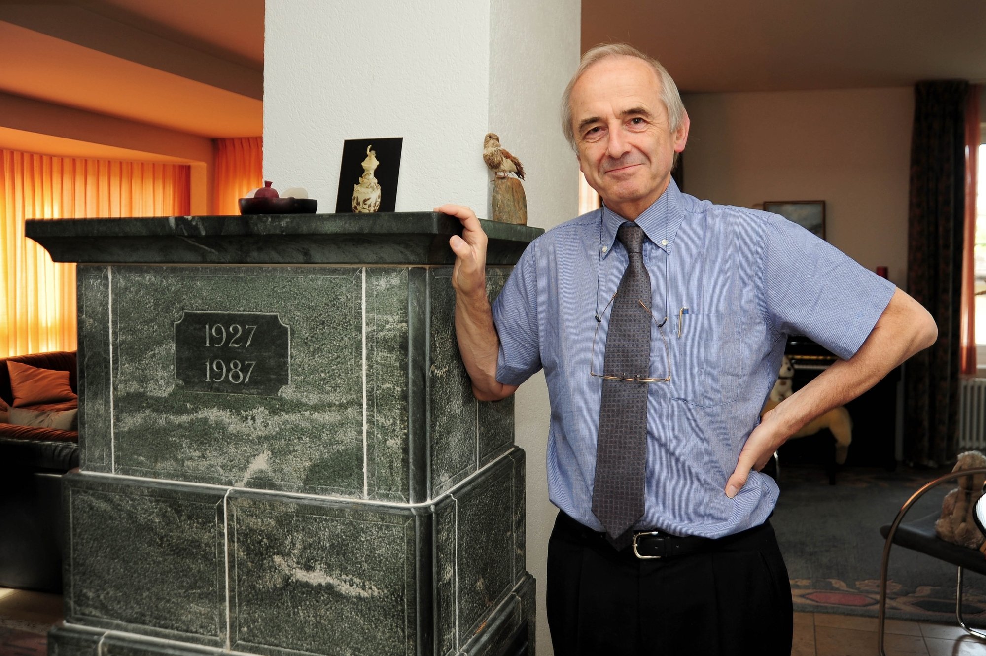 Pierre Marc Burnand, chez lui en 2011, à côté du poêle en pierre ollaire provenant du Valais qu'il affectionnait tant.